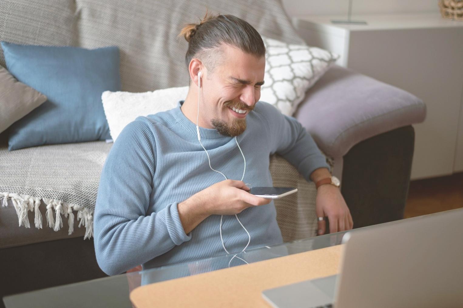 Finanzanalyse Arbeitsplatz mit Dokumenten und Charts